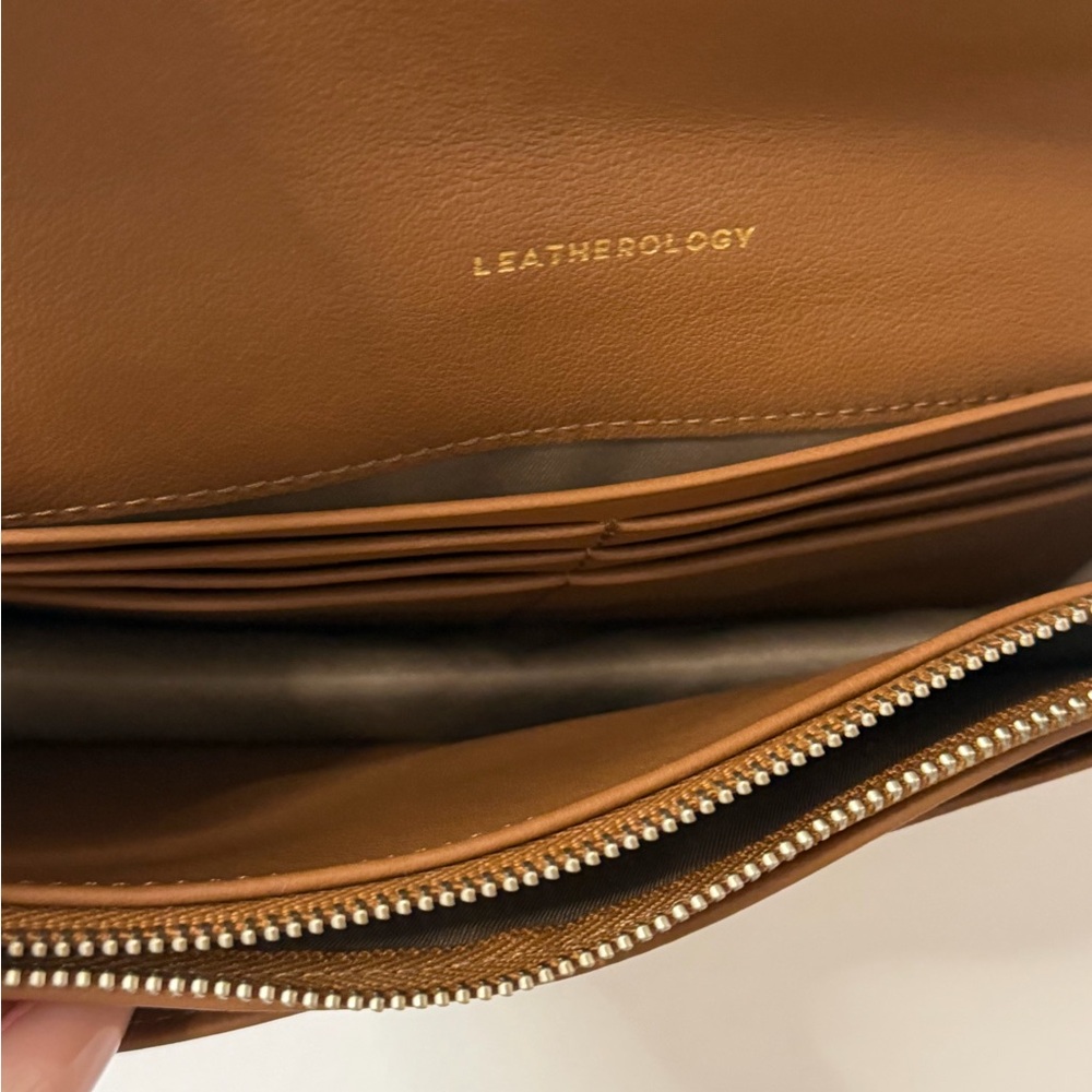 Leatherology leather envelope Tan Crossbody Bag NWOT - Picture 8 of 12